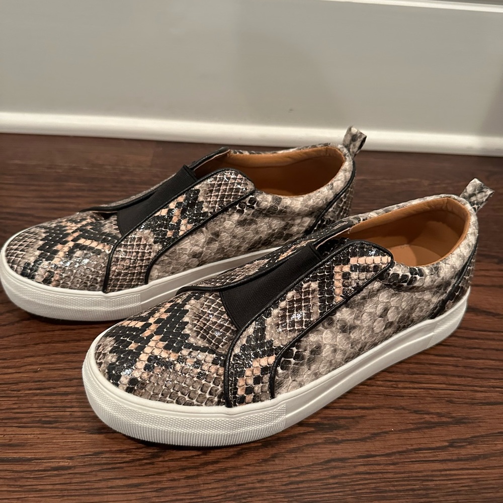 Dolce Vita Womens Radli Casual Slip On Fashion Sneakers
